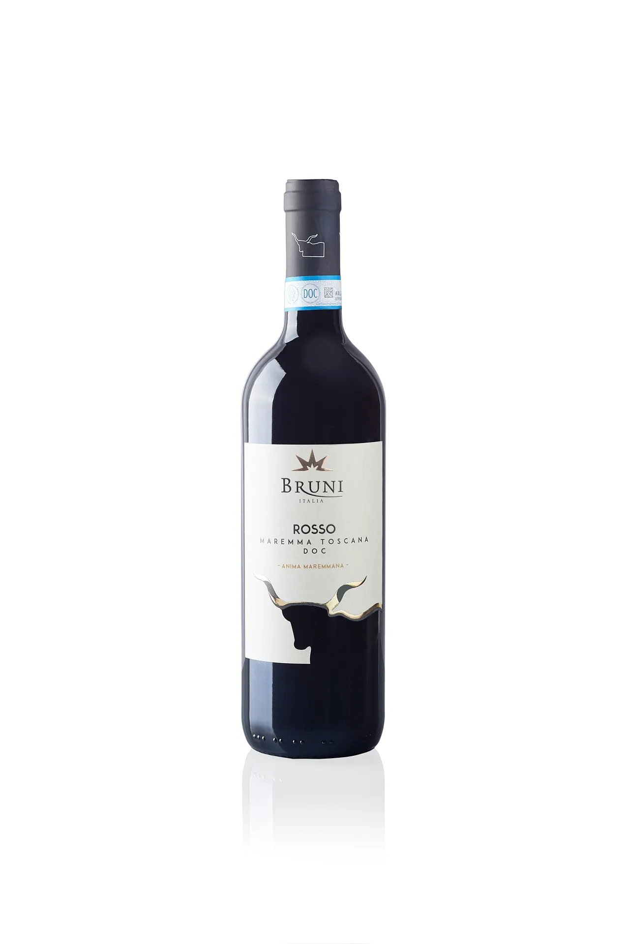 Commercial still life photo of Maremma Toscana DOC wine bottle on white background – elegant Tuscan wine product photography